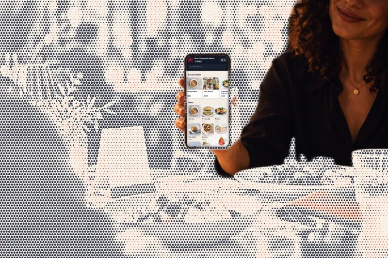 Restoran masasında telefondan QR menü ve sipariş